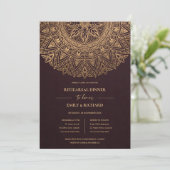 INVITATION BURGUNDY GOLD ORNATE MANDALA REHEARSAL DÎNER (Debout devant)