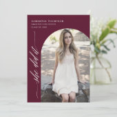 Invitation Burgundy Minimal Elle L'A Fait Graduation Arch Pho (Debout devant)