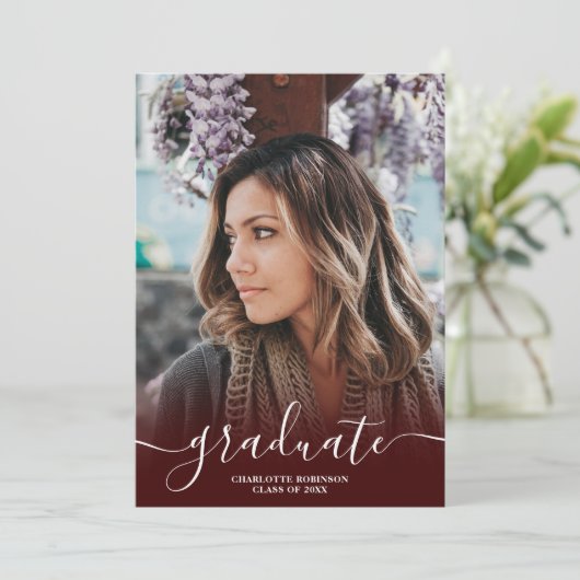 Invitation Burgundy rouge script de diplôme de diplôme de la  (Debout devant)