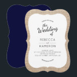 Invitation Burlap et Navy Blue Bracket Frame Wedding Invitati<br><div class="desc">Cette faire-part de mariage branchée est dotée d'une carte en forme de support avec un support blanc sur un arrière - plan burlap. L'arrière est un bleu marine solide et peut être changée en n'importe quelle couleur en choisissant personnaliser.</div>
