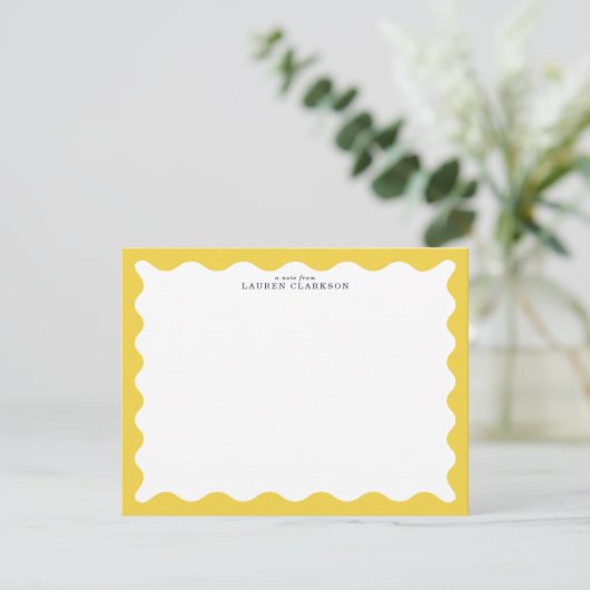 Invitation Butter Yellow Wavy Frame Note Card (Debout devant)
