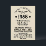Invitation Cadeau d'anniversaire vintage personnalisé noir<br><div class="desc">Vous pouvez ajouter un peu d'originalité avec cette édition limitée, qualité premium, et original, classe, rétro et d'apparence vintage conception graphique d'anniversaire avec une police de typographie cool. C'est une excellente idée cadeau pour les hommes, les femmes, les maris, les épouses, les petites amies et les petits amis qui vont...</div>