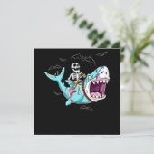 Invitation Cadeau drôle d'Halloween Requin Zombie à cheval su (Debout devant)