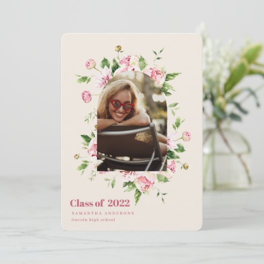 Invitation Cadre d'arche florale moderne photo d'un diplômé (Debout devant)