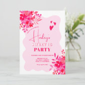 Invitation Cadre ondulé rose chaud rouge rose floral Sweet 16 (Debout devant)