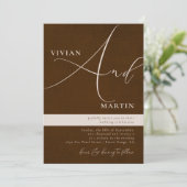 Invitation Calligraphie Big Bold "And" Espresso Brown Mariage (Debout devant)
