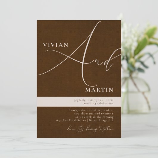 Invitation Calligraphie Big Bold "And" Espresso Brown Mariage (Debout devant)