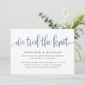 Invitation Calligraphie Bleue Marine Nous Avons Lié Le Mariag (Debout devant)