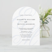 Invitation Calligraphie Dusty Blue Monogram Arch Mariage (Debout devant)