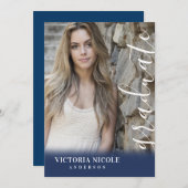 Invitation Calligraphie moderne Diplôme photo verticale (Devant / Derrière)