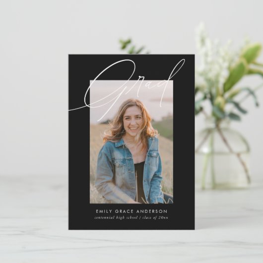 Invitation Calligraphie noire Budget photo QR Code Graduation (Debout devant)