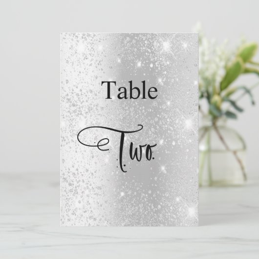 Invitation Calligraphie parties scintillant argent table deux (Debout devant)