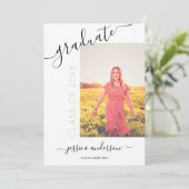 Invitation Calligraphie simple blanche et noire pour diplômé  (Debout devant)