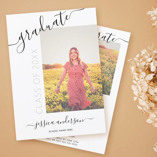 Invitation Calligraphie simple blanche et noire pour diplômé 