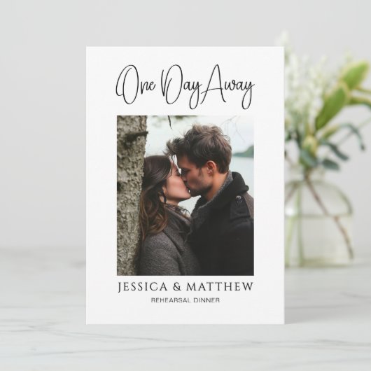 Invitation Calligraphie Un Jour Plus Loin Dîner De Répétition (Debout devant)