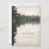 Invitation calme rustique lac evergreens réflexion mariage (Dos)