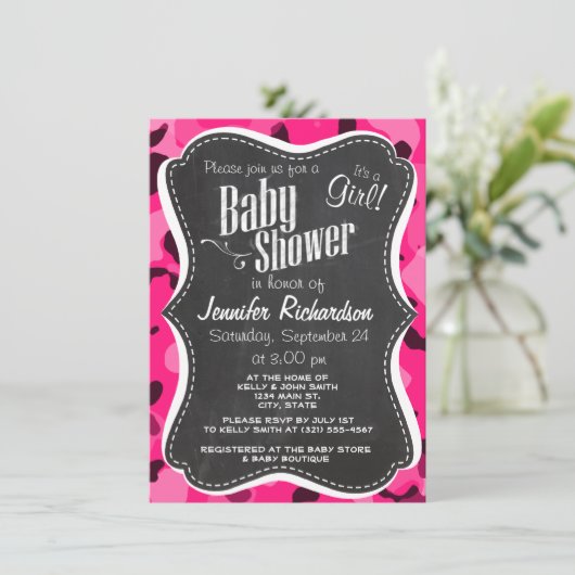 Invitation Caméra rose profond ; aspect tableau noir (Debout devant)