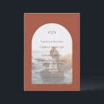 Invitation Camila Rust Arch Mariage moderne<br><div class="desc">Faire-part de mariage moderne avec votre monogramme avec vos détails sur votre photo préférée à l'intérieur d'une arche sur un arrière - plan rouille. Le modèle comprend une simple superposition pour permettre au texte de s'afficher sur l'image et peut être supprimé dans l'outil d'édition de conception. Ce design simple mais...</div>