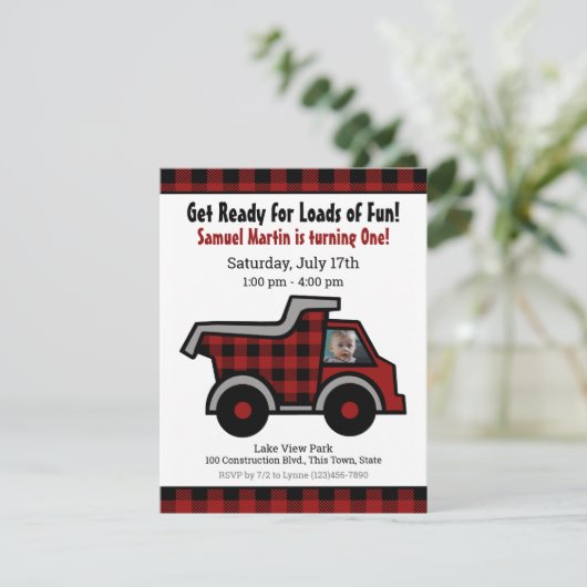 Invitation Camion de pompage Buffalo Plaid Construction (Debout devant)