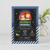 Invitation Camper de garçons d'invitations d'anniversaire de (Debout devant)