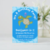 Invitation Caricature joyeuse de tortue de mer verte mignonne (Debout devant)