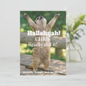 Invitation 🎓🦥Carte de célébration du suricate impertinent – (Debout devant)