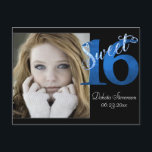 Invitation Carte Postale 16 ans | Blue 16th Birthday Photo Keepsaké<br><div class="desc">#Sweet16 Célébrez cette étape importante avec ce script de typographie personnalisé moderne en nébulas bleu lettré à la main et la parties scintillant "Sweet 16" avec la fausse parties scintillant métallique "Sweet" entrelacée sur une aquarelle "16" avec un arrière - plan en pierre de marbre. Ce fantastique thème de fête...</div>