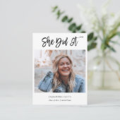 Invitation Carte Postale 2023 Elle L'A Fait Moderne Script Photo Graduation (Debout devant)