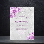 Invitation Carte Postale Anniversaire de fleurs violet rose argent<br><div class="desc">Un arrière - plan à l'aspect faux argenté avec des étincelles faux argentées et des fleurs roses et violettes. Personnalisez et ajoutez un nom et des détails du parti.</div>