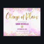 Invitation Carte Postale Aquarelle rose bat mitzvah reportée Parties scinti<br><div class="desc">Assurez-vous que tous vos amis et parents pourront encore célébrer le Bat mitzvah d’étape de votre fille, quelles que soient les circonstances imprévues dans le monde. Envoyez cette fausse feuille et des points de parties scintillant brillants, modernes et étincelants, et un script de typographie contre arrière - plan d'aquarelle rose...</div>