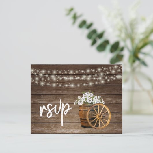 Invitation Carte Postale Baril en bois rustique avec fleurs blanches - RSVP (Debout devant)