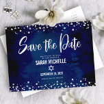 Invitation Carte Postale Bat mitzvah d'argent de la marine Enregistrer la d<br><div class="desc">Assurez-vous que tous vos amis et parents pourront célébrer le Bat mitzvah de votre fille! Envoyez cette carte postale faire-part étonnante, moderne, "Save the Date". Étoile de David, scénario de calligraphie d'un faux film d'argent, et de confettis, superposent un arrière - plan d'aquarelle bleu marine, riche, spectaculaire. Personnalisez le texte...</div>