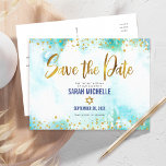 Invitation Carte Postale Bat mitzvah Date de sauvegarde Gold Turquoise Aqua<br><div class="desc">Assurez-vous que tous vos amis et parents pourront célébrer le Bat mitzvah de votre fille! Envoyez cette fausse feuille d'or brillant, moderne et étincelante, des points de parties scintillant et un script de typographie contre un arrière - plan d'aquarelle bleu turquoise, personnalisée "Save the Date" carte postale faire-part. Personnalisez le...</div>