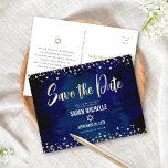 Invitation Carte Postale Bat mitzvah d'or de la Marine Enregistrer la date<br><div class="desc">Assurez-vous que tous vos amis et parents pourront célébrer le Bat mitzvah de votre fille! Envoyez cette carte postale faire-part étonnante, moderne, "Save the Date". Le script de calligraphie de feuille d'or, Star of David, et les confettis, superposent un arrière - plan d'aquarelle bleu marine, riche, spectaculaire. Personnalisez le texte...</div>