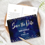 Invitation Carte Postale Bat mitzvah d'or de la Marine Enregistrer la date<br><div class="desc">Assurez-vous que tous vos amis et parents pourront célébrer le Bat mitzvah de votre fille! Envoyez cette carte postale faire-part étonnante, moderne, "Save the Date". Le script de calligraphie de feuille d'or, Star of David, et les confettis, superposent un arrière - plan d'aquarelle bleu marine, riche, spectaculaire. Personnalisez le texte...</div>