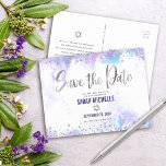 Invitation Carte Postale Bat mitzvah Enregistrer la date Argent Purple Aqua<br><div class="desc">Assurez-vous que tous vos amis et parents pourront célébrer le Bat mitzvah de votre fille! Envoyez cette fausse feuille et des points de parties scintillant brillants, modernes et brillants, et écrivez à la main contre un arrière - plan d'aquarelle mauve souple, personnalisée "Save the Date" carte postale faire-part. Personnalisez le...</div>