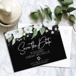 Invitation Carte Postale Bat mitzvah Enregistrer la date Floral Black Silve<br><div class="desc">Assurez-vous que tous vos amis et parents pourront célébrer le Bat mitzvah de votre fille! Envoyez cette carte postale chic et personnalisée "Save the Date" faire-part. Une aquarelle florale chic, étonnante, blanche et faux argent parties scintillant, la typographie de scénario de calligraphie de feuille d'argent faux et blanc sans serif...</div>