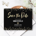 Invitation Carte Postale Bat mitzvah Enregistrer la date moderne Black Gold<br><div class="desc">Assurez-vous que tous vos amis et parents pourront célébrer le Bat mitzvah de votre fille! Envoyez cette carte postale faire-part étonnante, moderne, "Save the Date". Scénario de calligraphie de film d'or imitation graphique, Star of David, et confetti, superposent un riche, dramatique, arrière - plan noir. Personnalisez le texte personnalisé avec...</div>