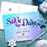 Invitation Carte Postale Bat mitzvah Enregistrer la date Retro Blue Purple<br><div class="desc">Assurez-vous que tous vos amis et parents pourront célébrer le Bat mitzvah de votre fille! Envoyez cette carte postale amusante, boho retro, personnalisée "Save the Date" faire-part. Une typographie violette et bleu marine amusante, tendance et audacieuse, avec une typographie sans serif moderne, recouvre un arrière - plan de rayons bleu...</div>