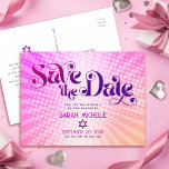 Invitation Carte Postale Bat mitzvah Enregistrer la date Retro rose orange<br><div class="desc">Assurez-vous que tous vos amis et parents pourront célébrer le Bat mitzvah de votre fille! Envoyez cette carte postale amusante, boho retro, personnalisée "Save the Date" faire-part. Une typographie rose et violette foncée et amusante, tendance et audacieuse, avec une typographie sans serif moderne, recouvre un arrière - plan de rayons...</div>