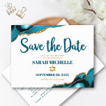 Invitation Carte Postale Bat mitzvah Enregistrer le script d'âge de date tu<br><div class="desc">Assurez-vous que tous vos amis et parents pourront célébrer le Bat mitzvah de votre fille! Envoyez cette carte postale cool, unique, moderne, personnalisée "Save the Date" faire-part. La typographie de script bleu foncé et l'étoile faux or de David superposent un arrière - plan blanc simple et propre avec des roches...</div>