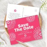 Invitation Carte Postale Bat mitzvah rose chaud Enregistrer la date Starbur<br><div class="desc">Assurez-vous que tous vos amis et parents pourront célébrer le Bat mitzvah de votre fille! Envoyez cette carte postale amusante, boho retro, personnalisée "Save the Date" faire-part. Des étoiles de David, des étoiles de fleurs blanches et roses rousses rétro, ainsi que des typographies modernes et audacieuses de corail rose vif...</div>