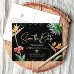 Invitation Carte Postale Bat mitzvah Tropical Enregistrer la date Black Gol<br><div class="desc">Assurez-vous que tous vos amis et parents pourront célébrer le Bat mitzvah de votre fille! Envoyez cette carte postale chic et personnalisée "Save the Date" faire-part. Élégant, étonnant, coloré, oiseaux d'aquarelle tropicale de fleurs de paradis, faux écriture manuscrite or, Star of David et points de parties scintillant, avec le type...</div>