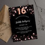 Invitation Carte Postale Black rose or étoiles Sweet 16<br><div class="desc">Un arrière - plan noir classique,  décoré d'étoiles dorées roses. Personnalisez et ajoutez un nom et des détails du parti. Le numéro 16 est écrit avec un script de style ballon.</div>