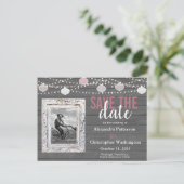 Invitation Carte Postale Bois rustique et lumières à cordes Photo Enregistr (Debout devant)