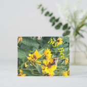 Invitation Carte Postale Bumblebee pollinise une fleur jaune (Debout devant)