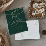 Invitation Carte Postale Calligraphie verte romantique Enregistrer la date<br><div class="desc">Cette calligraphie verte romantique sauvez la date annonce carte postale est parfait pour un mariage simple. Le design classique moderne comprend des tourbillons fantaisistes et des fleurs fantaisistes avec une magnifique typographie de feuille d'or en faux champagne.</div>