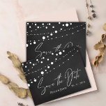 Invitation Carte Postale Chalkboard String Lights Wedding Enregistrer La Da<br><div class="desc">Chalkboard String Lights Mariage Enregistrer La Date Invitation Carte Postale. Envoyez ces Chalkboard String Lights Wedding Enregistrer la date Invitation Carte postale à la famille et aux amis. Une façon parfaite d'annoncer le mariage. Peut être entièrement customisé en changeant les noms de la Mariée et de la Salle de mariage,...</div>