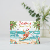 Invitation Carte Postale Christmas Beach Party – Tropical Santa Surfing  (Debout devant)