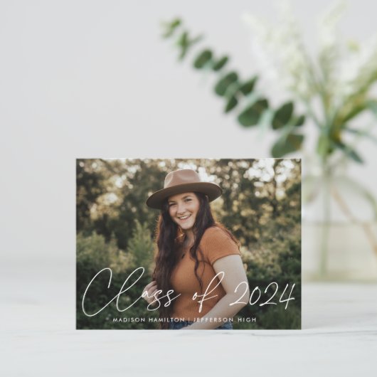 Invitation Carte Postale Classe de 2023 White Script Photo Graduation Party (Debout devant)